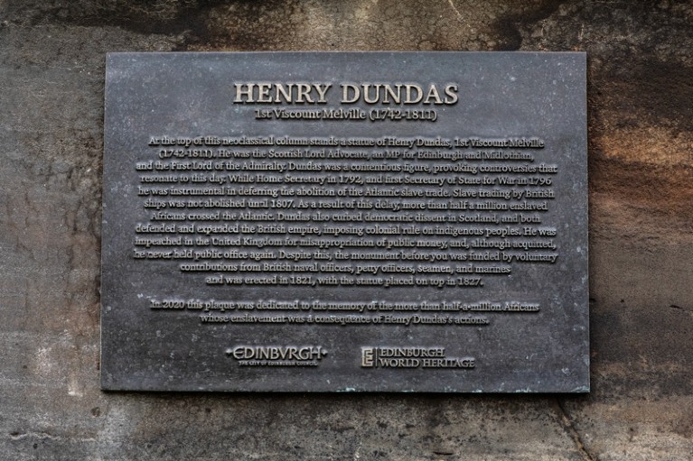 Una placa en el Monumento a Melville que detalla el papel de Henry Dundas en la abolición de la trata transatlántica de esclavos.