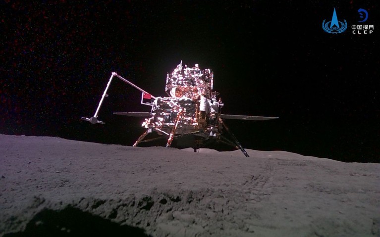 Uma imagem capturada por um mini rover da sonda Chang'e-6 na superfície lunar.