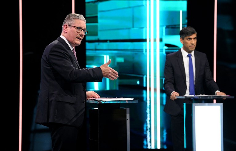 El líder laborista Keir Starmer (izquierda) y el primer ministro Rishi Sunak fotografiados en el escenario durante el primer debate televisivo cara a cara en las elecciones generales.