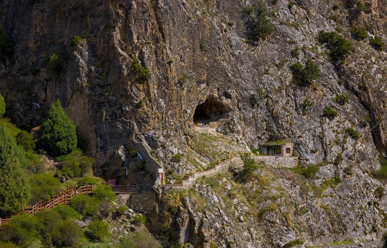 Vista exterior de la entrada a la cueva kárstica de Paishia.