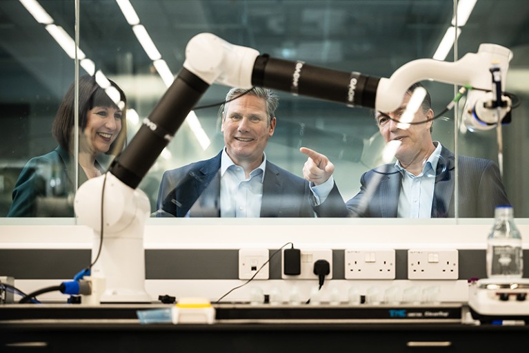 Líder del Partido Laborista Keir Starmer y la Canciller en la sombra Rachel Reeves observan equipos robóticos a través de una ventana durante una visita a la Fabrica de Innovación de Materiales en Liverpool, Inglaterra