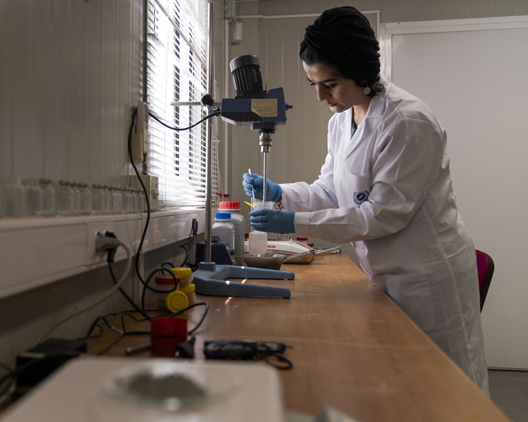 Shiva Shirani puts a sample of cement in a synchrotron to discover its properties.