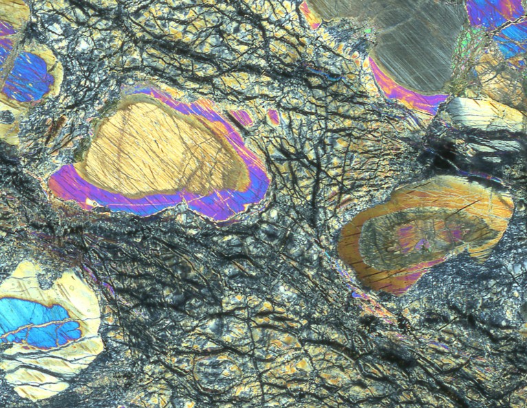 Micrografía petrográfica de una muestra de núcleo de roca del manto