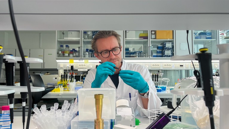 Andreas Hougaard Lustsen-Kiehl trabaja en un laboratorio