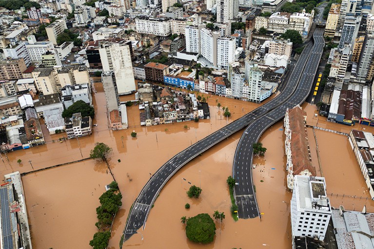 Eine Luftaufnahme von überfluteten Straßen in Porto Alegre