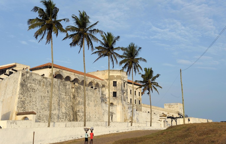 El castillo de esclavos de Elmina, en la costa occidental de Ghana, donde se retenía a los esclavos antes de su migración forzada al Nuevo Mundo.