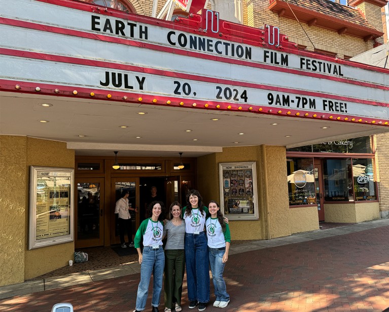 La directora del festival Sarah Lasley, la directora ganadora Denise Dragiewicz, la directora y directora del festival Jessica Eze y la coordinadora del festival Amanda Camarillo se encuentran afuera del Teatro Buskirk Chumley en Bloomington, Indiana.