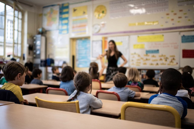 Los niños escuchan a su profesor sentado en un aula el primer día del año escolar, en la escuela primaria Chaptal de París.