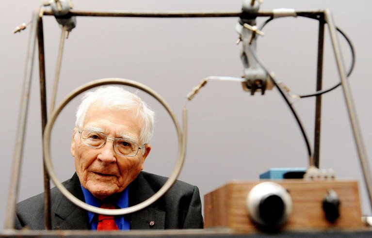 James Lovelock con uno de sus primeros inventos, un cromatógrafo de gases casero.