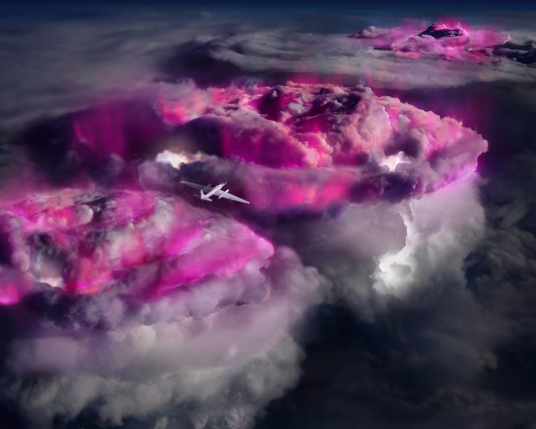 Ilustración de un avión volando sobre nubes de tormenta iluminado en color púrpura para representar llamaradas de rayos gamma.