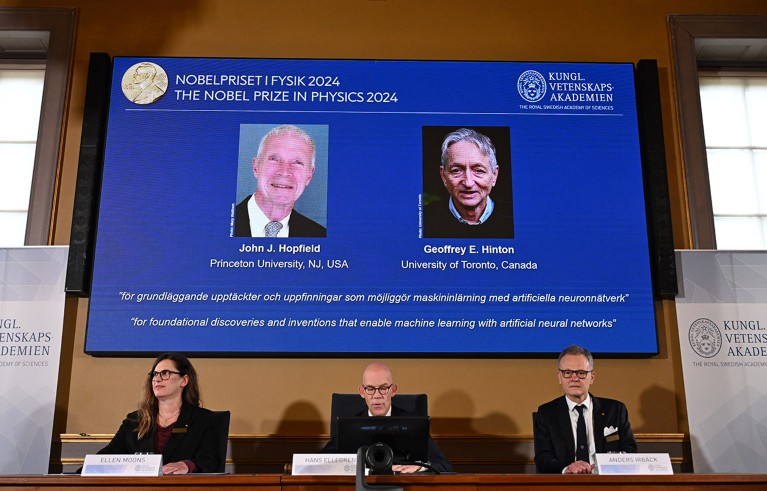 Uno schermo mostra i vincitori del Premio Nobel per la fisica 2024, il fisico statunitense John J Hopfield (a sinistra) e l'informatico e psicologo cognitivo canadese-britannico Geoffrey E Hinton, durante l'annuncio presso la Royal Swedish Academy of Sciences a Stoccolma, Svezia.