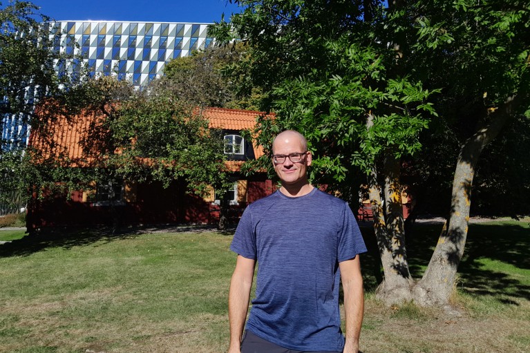 Portrait of Till Bruckner outside the Karolinska Institutet in Stockholm