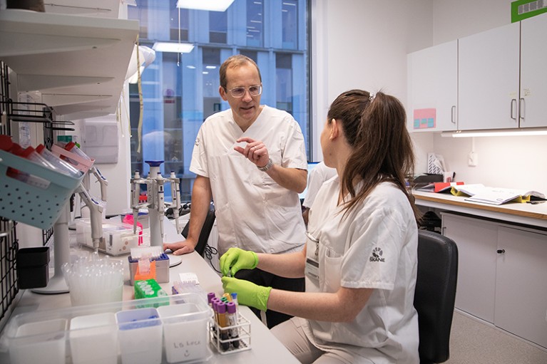 Oskar Hansson stands with a colleague in the lab