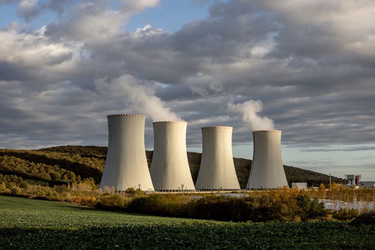 Torres de refrigeración de la central nuclear de Mošovce en Eslovaquia.