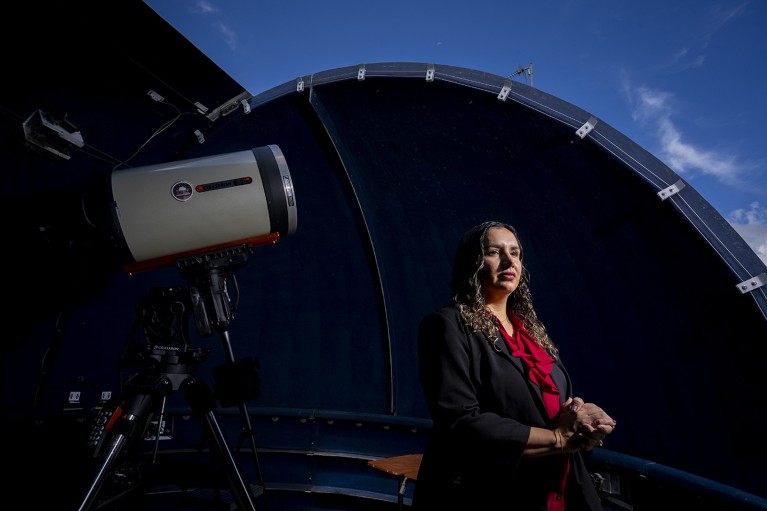 Desireé Cotto-Figueora in un osservatorio spaziale, seduta accanto a un telescopio, a Porto Rico.