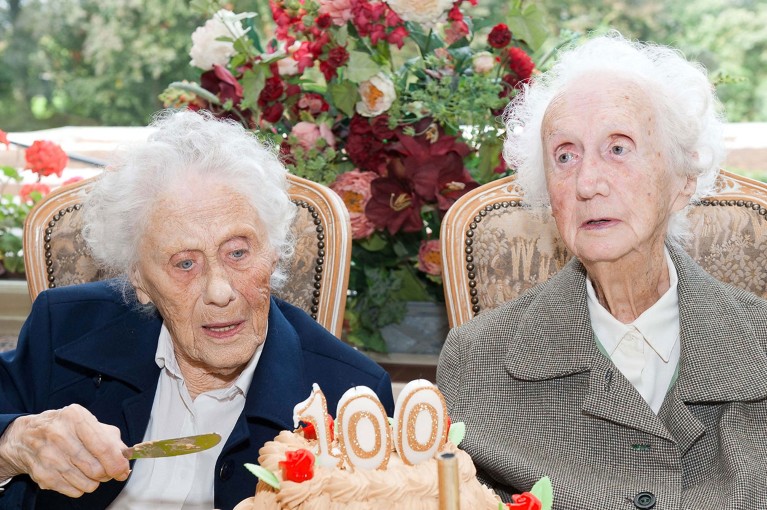 Marie Hendrix (a sinistra) e Gabrielle Vaudremer, gemelle belghe di 100 anni, festeggiano il loro compleanno con una torta nel 2010.