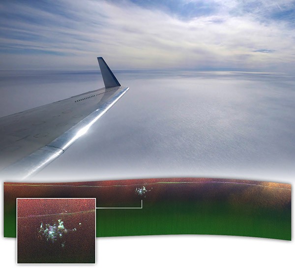 Un'immagine composita di una foto di un Gulfstream III combinata con una nuova immagine radar che mostra gli elementi strutturali di Camp Century.