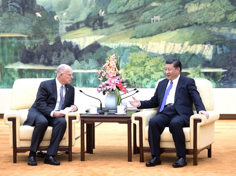 El presidente chino, Xi Jinping, y el gobernador de California, Jerry Brown, se reúnen en Beijing, China, en 2017.