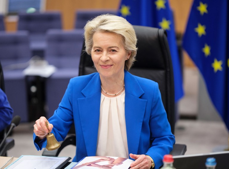 La presidenta de la Comisión Europea, Ursula von der Leyen, hace sonar una pequeña campana durante la reunión semanal en la sede de la Comisión Europea.