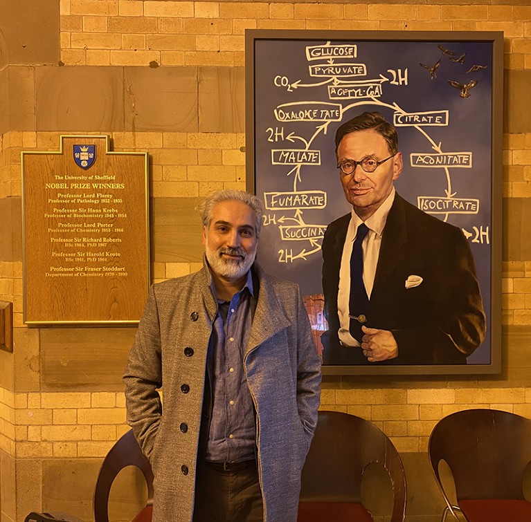 Zaid Al-Bayati frente al Crepe Café de la Universidad de Sheffield