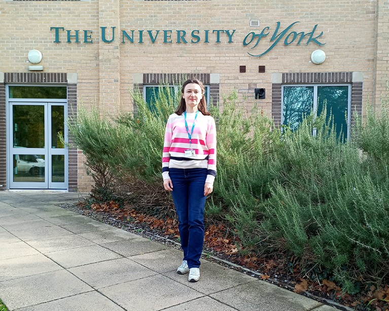 Tetyana Lunyova frente a un cartel de la Universidad de York