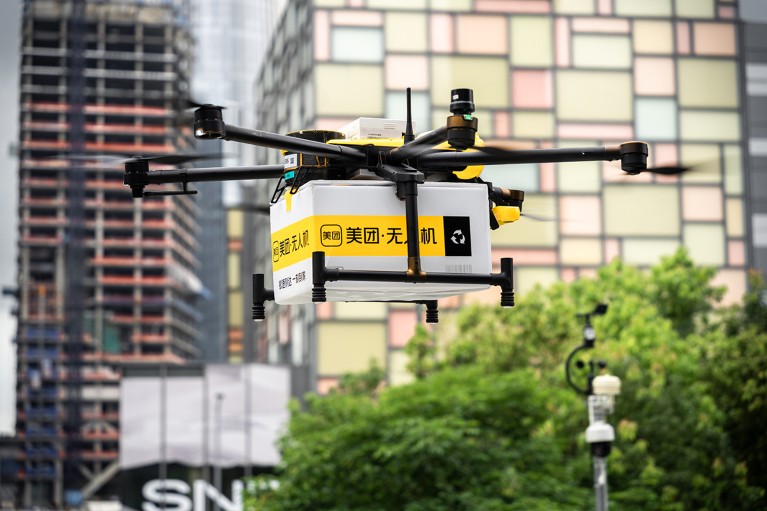 Un drone per la consegna di cibo vola in un’area urbana a Shenzhen, in Cina.