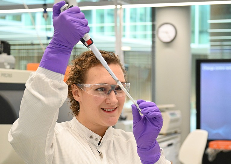 Si vede Annie Woolven con in mano una pipetta in laboratorio