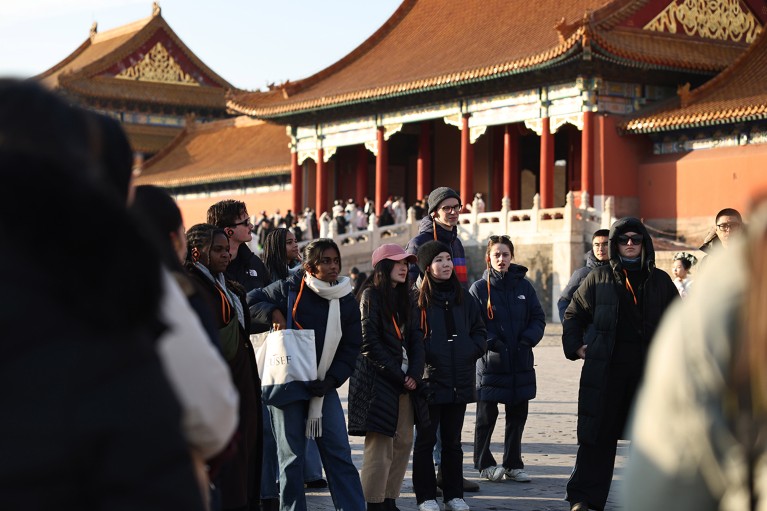 Jóvenes representantes de la Universidad de Columbia visitan el Museo del Palacio en Beijing, China, para comenzar un programa de intercambio cultural de 10 días.