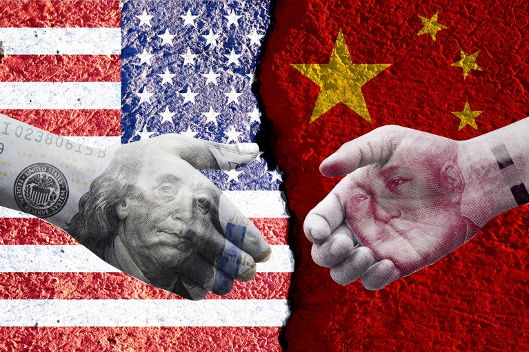 Ilustración del dólar estadounidense y el yuan chino en las manos listas para agitarse, con el fondo de la bandera de Estados Unidos y China.