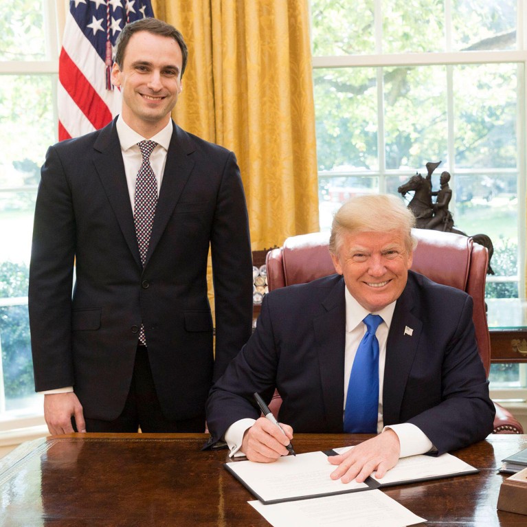 Il presidente Donald Trump con Michael Kratsios alla sua scrivania nello Studio Ovale nel 2017.