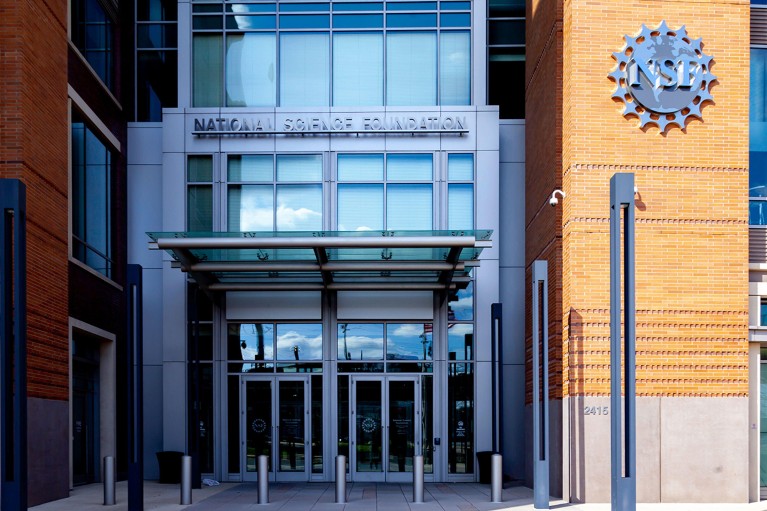 Edificio l'ingresso della National Science Foundation (NSF) a Washington DC, USA