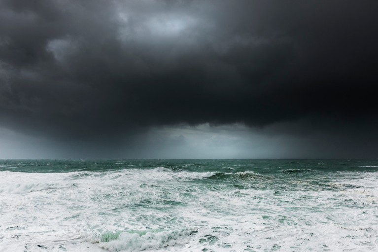 Una visione generale delle nuvole di tempeste oscure e drammatiche su un mare dall'aspetto ruvido