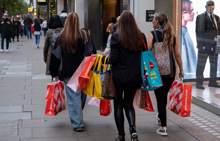 Shoppers in Oxford Street con più borse per la spesa.