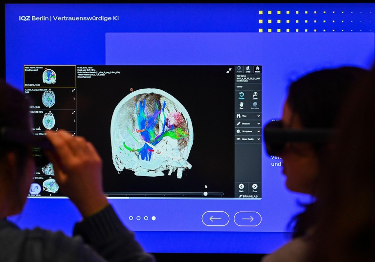 Due persone che usano occhiali interattivi di realtà mista per interventi medici della testa umana.