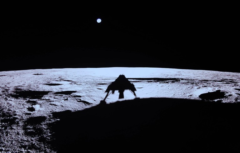 L'ombra del modulo fantasma blu visto sulla superficie della luna.