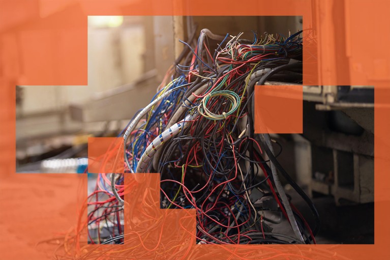 Замршен неред електричних жица се излива из машине.