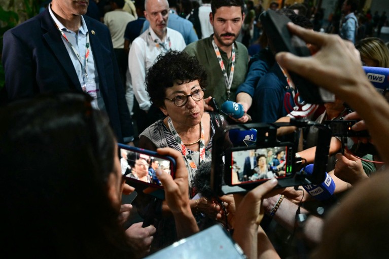 Моник Барбут на ЦОП30 окружена новинарима са микрофонима и уређајима за снимање.