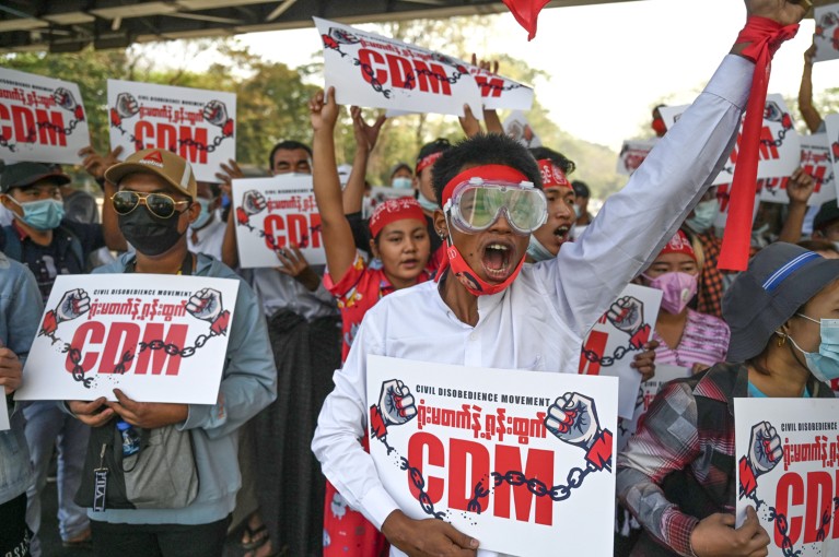 Демонстранти у Мјанмару узвикују и држе знакове подршке Покрету грађанске непослушности