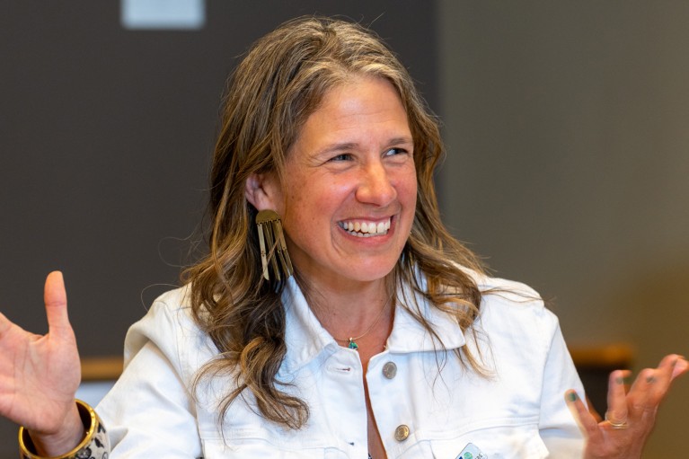 Портрет из крупног плана Еилеен Фауцхер која се смеје и гестикулира док говори на симпозијуму