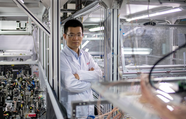 Цхао-Ианг Лу стоји у својој лабораторији скрштених руку.