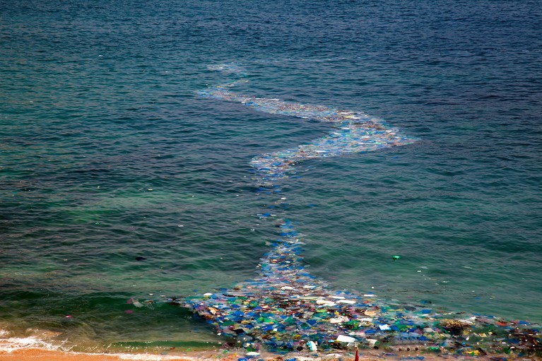 Траг различитог шареног пластичног отпада испрати је на плажу са мора у Вијетнаму.