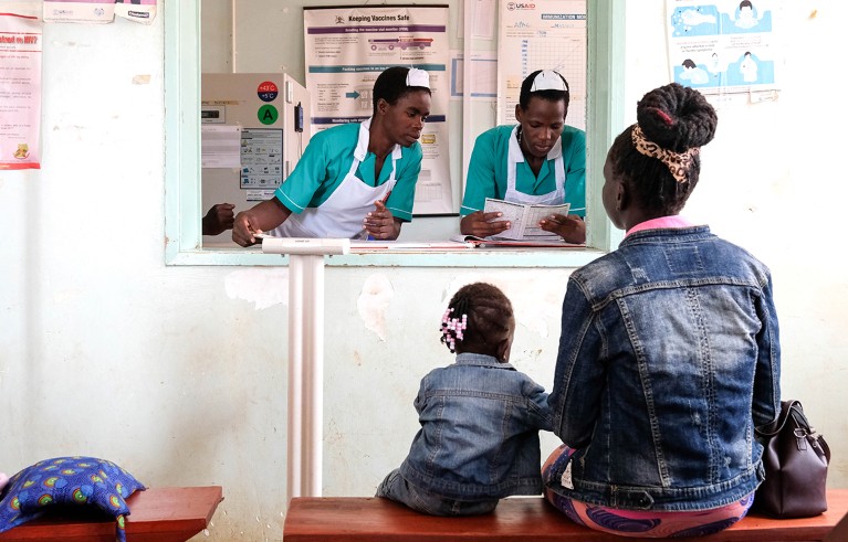 Мајка и дете чекају док лекари стажисти региструју своје податке.