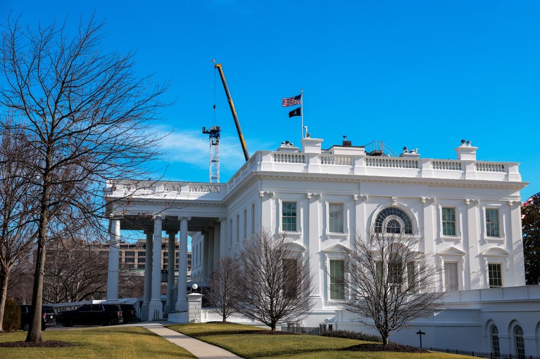 Торањски кран за изградњу плесне дворане назире се поред Беле куће по ведром сунчаном зимском дану у Вашингтону, ДЦ, САД.