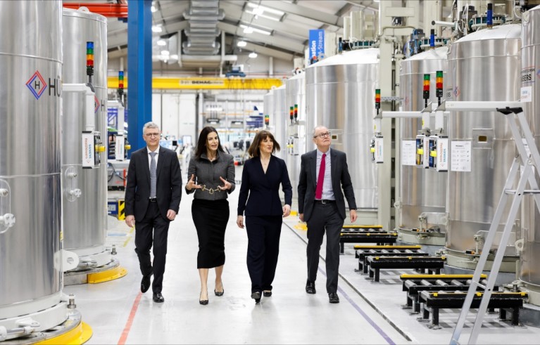 Британска канцеларка Рејчел Ривс (у средини десно) шета са Јургеном Кампмајером, генералним директором компаније Сиеменс Хеалтхинеерс Магнет Тецхнологи, Гадом Тротабасом, генералним директором Велике Британије и Ирске за Сиеменс и Патриком Валансом, државним министром за науку, истраживање и иновације, док посећује Сиеменс Хеалтхинеерс, Енглеска.