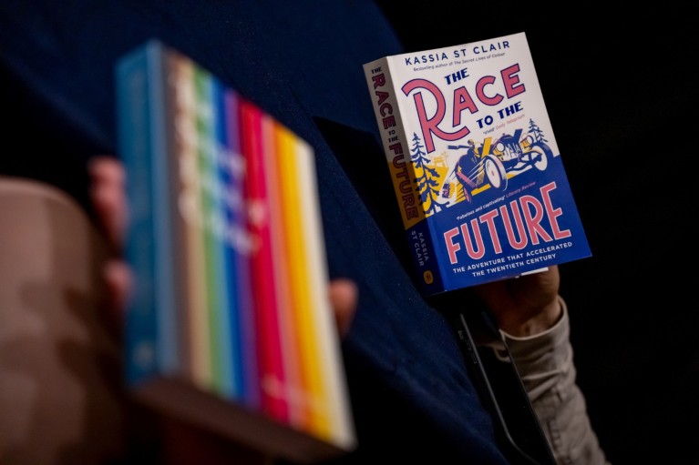 Крупни план делегата који држе књиге Касије Сент Клер.