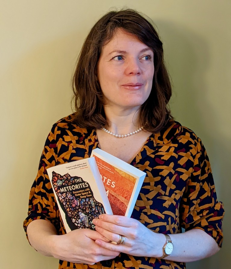 Хелен Гордон је стајала држећи две своје књиге.