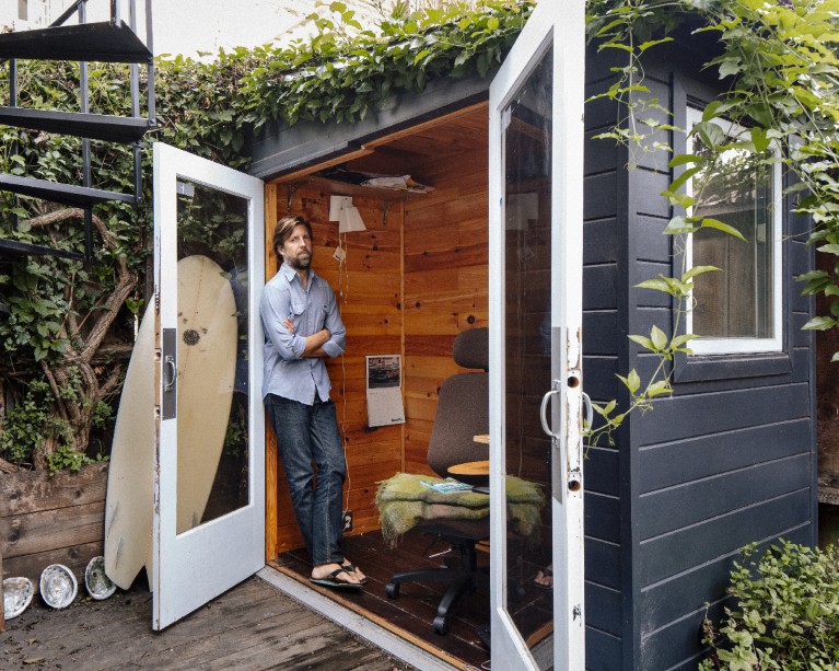 Џејмс Нестор је стајао поред своје баштенске канцеларије.