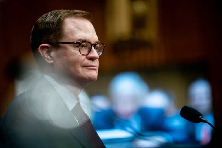 Џејмс О'Нил се смешка током саслушања у америчкој влади