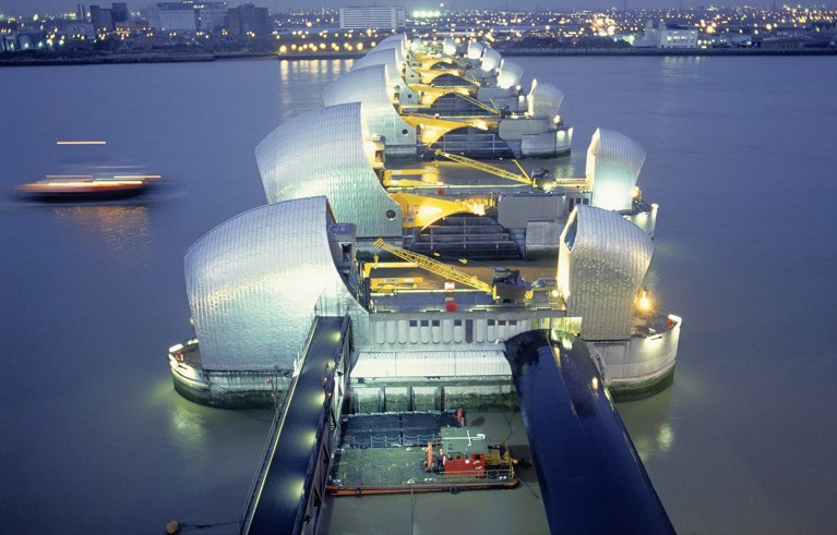 Поглед дуж баријере Темзе, откривајући њену унутрашњу машинерију.