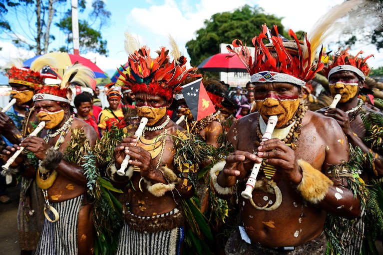 Брдско племе пева и свира музику у традиционалној одећи на годишњем Синг Синг оф Горока, Папуа Нова Гвинеја.